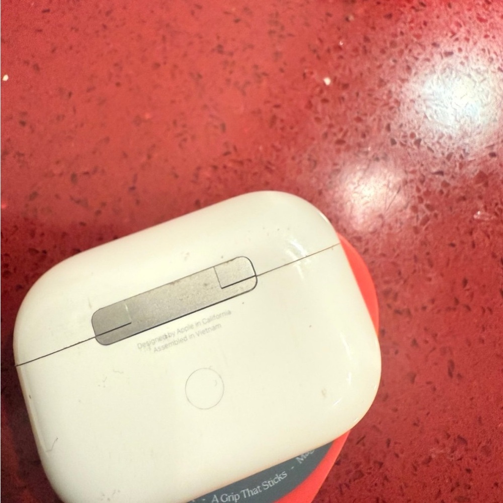 AirPod Pro Left Ear & Case - Picture 3 of 4
